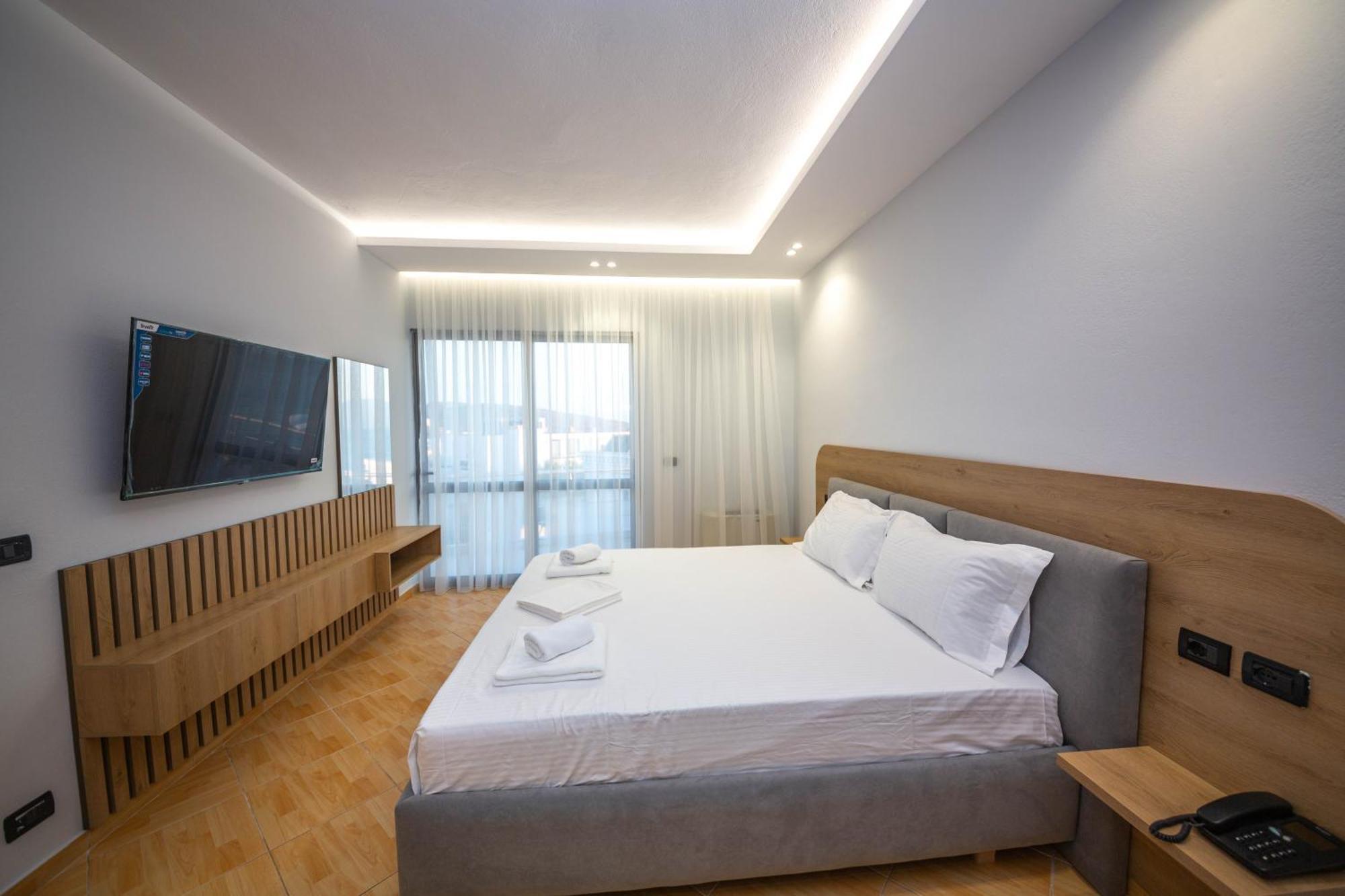 Hotel Sea Breeze Sarande Exterior photo